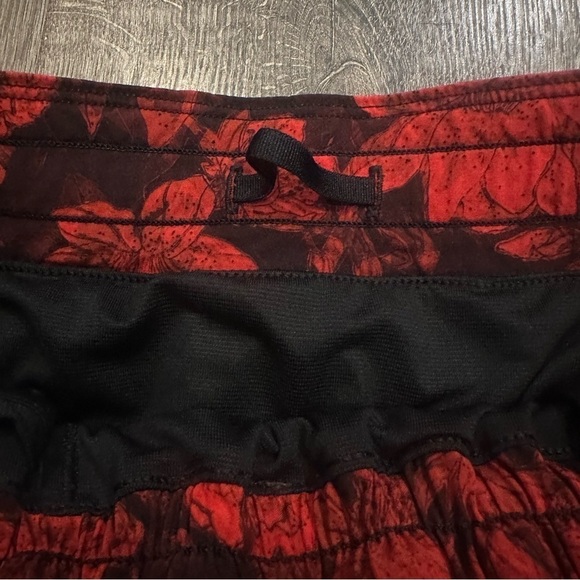 Lululemon Women’s Hotty Hot Short II Running 2.5" Carminetrue Red Black Floral - Picture 7 of 11